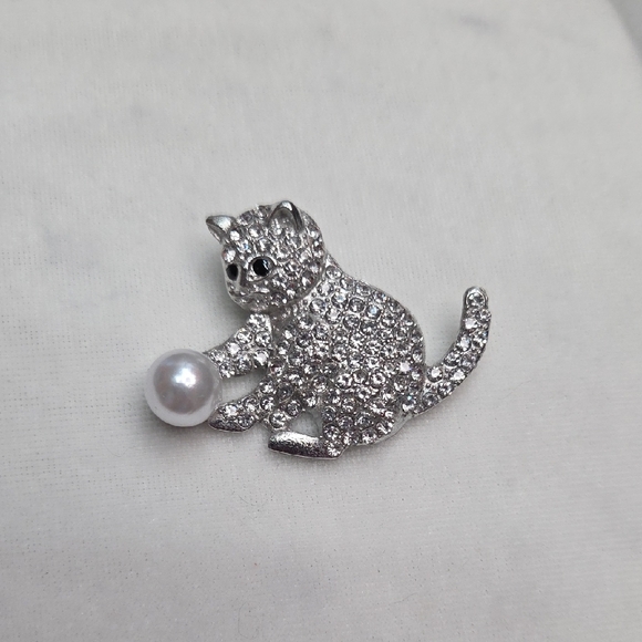 None Jewelry - Women's Silver Cat With Ball Pearl Brooch Retro Style Pin Rhinestones Elegant